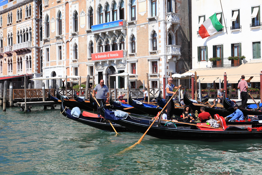 Gondolierzy to wizytówka Wenecji.