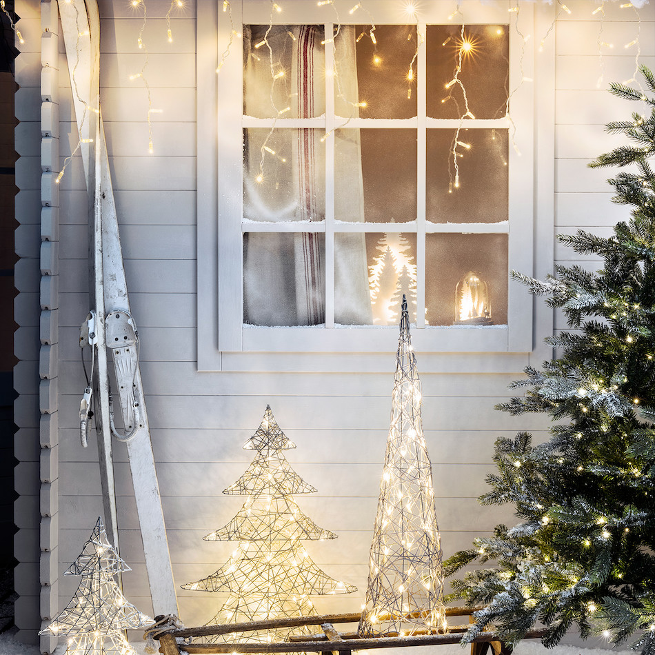 Świecące dekoracje świąteczne na zewnątrz domu
