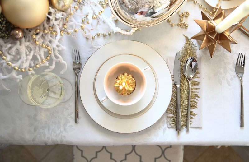 Świąteczny nastrój – stół wigilijny w złocie i bieli.